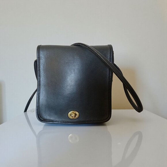 Vintage Coach 132 Compact Crossbody Bag Black Leather USA Brass Turnlock - Picture 1 of 16